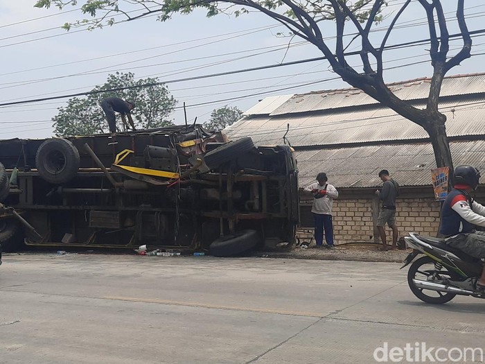 Truk yang terlibat kecelakaan di jalan Batangan Pati, Senin (23/9/2024).