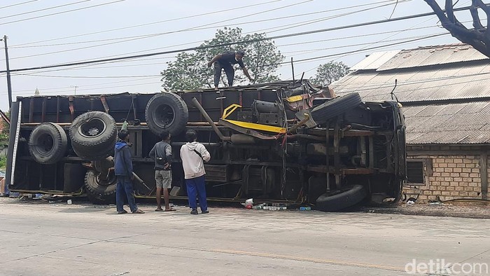 Truk yang terlibat kecelakaan di jalan Batangan Pati, Senin (23/9/2024).