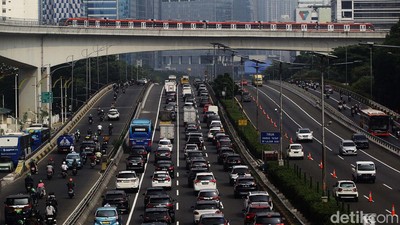 Macet Warnai Kenaikan Tarif Tol Dalam Kota