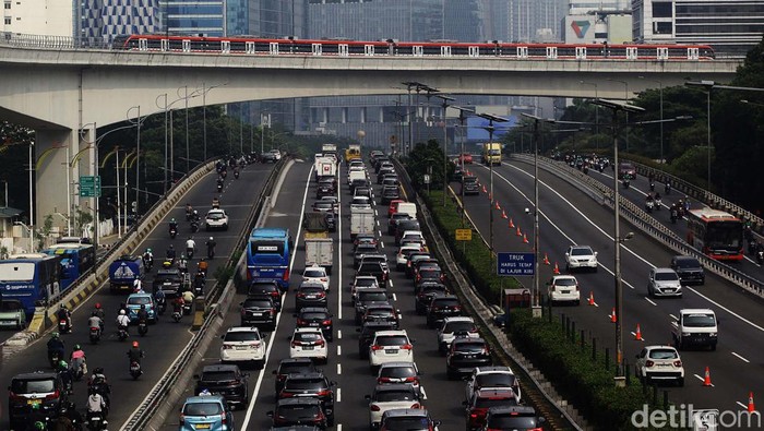 Tarif Tol Dalam Kota sudah resmi naik sejak Minggu, (22/9/2024). Pagi ini Tol Dalam Kota, Jakarta, terpantau macet.
