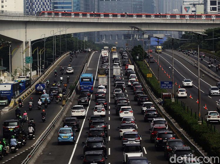 Macet Warnai Kenaikan Tarif Tol Dalam Kota
