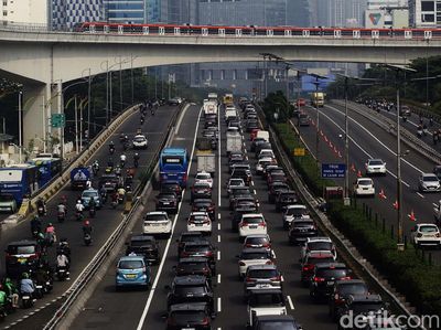 Macet Warnai Kenaikan Tarif Tol Dalam Kota