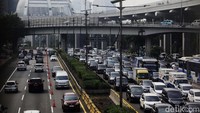 Jasamarga Metropolitan Tollroad Regional Division Head, Widiyatmiko Nursejati, menyebut penyesuaian tarif tol telah diatur dalam Pasal 48 ayat (3) Undang-Undang (UU) Nomor 38 Tahun 2004 tentang Jalan dan Pasal 68 ayat (1) Peraturan Pemerintah (PP) Nomor 15 Tahun 2005 tentang Jalan Tol dengan perubahan terakhir pada PP Nomor 17 Tahun 2021. 