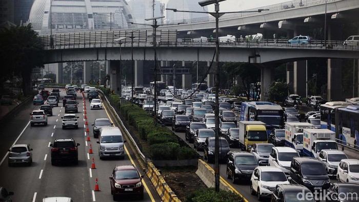 Macet Warnai Kenaikan Tarif Tol Dalam Kota Tarif Tol Dalam Kota sudah resmi naik sejak Minggu, (22/9/2024). Pagi ini Tol Dalam Kota, Jakarta, terpantau macet.