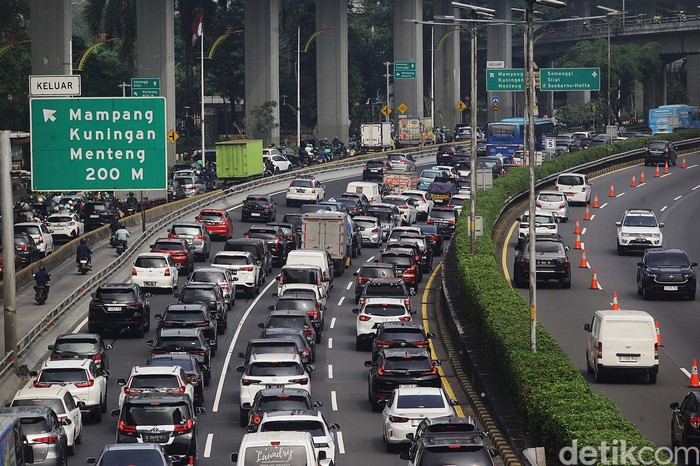 Tarif Tol Dalam Kota sudah resmi naik sejak Minggu, (22/9/2024). Pagi ini Tol Dalam Kota, Jakarta, terpantau macet.
