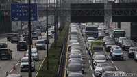 Para pengendara terjebak kemacetan di Tol Dalam Kota, Jakarta, Senin (23/9/2024) pagi. 