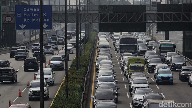 Tarif Tol Dalam Kota sudah resmi naik sejak Minggu, (22/9/2024). Pagi ini Tol Dalam Kota, Jakarta, terpantau macet.