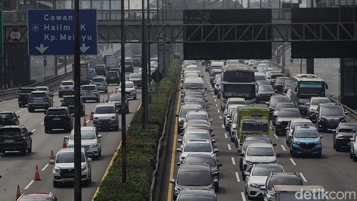 Macet Warnai Kenaikan Tarif Tol Dalam Kota Tarif Tol Dalam Kota sudah resmi naik sejak Minggu, (22/9/2024). Pagi ini Tol Dalam Kota, Jakarta, terpantau macet.