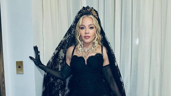 7 Foto Gaya Madonna Pakai Veil bak Pengantin di Milan Fashion Week 2024