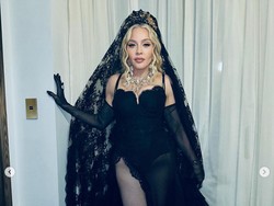 7 Foto Gaya Madonna Pakai Veil bak Pengantin di Milan Fashion Week 2024
