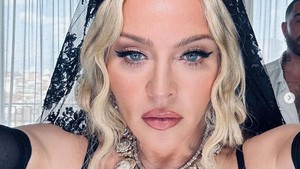 Madonna adalah ikon pop yang ambil risiko dan menjajal akting. Di Evita (1996) dia nyatuin keduanya dengan memerankan karakter utama Evita Perón. (Foto: Dok. Instagram)