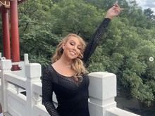 Mariah Carey Jalan di Tembok Besar China dengan Heels 6 Inci