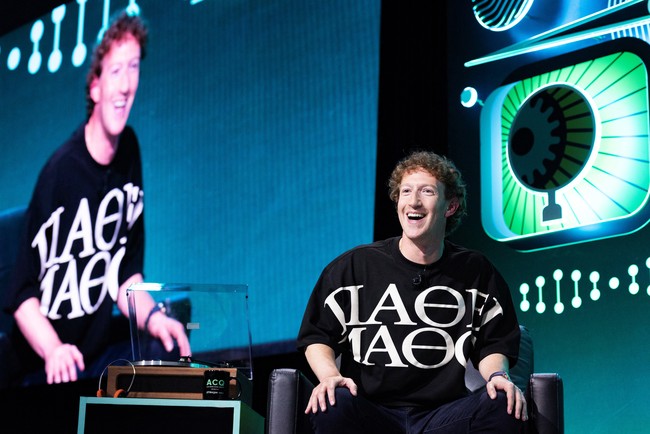 Mark Zuckerberg kembali terlihat memakai jam tangan mewah. Kali ini saat tampil sebagai pembicara dalam acara Acquired LIVE yang digelar di Chase Center, San Fransisco, California, 10 September 2024. Seorang ahli jam tangan mengungkapkan kepada Business Insider, Mark Zuckerberg memakai jam tangan high end Swis De Bethune yang harganya berkisar US$ 95.700 atau sekitar Rp 1,5 miliar. Foto: REUTERS/Laure Andrillon