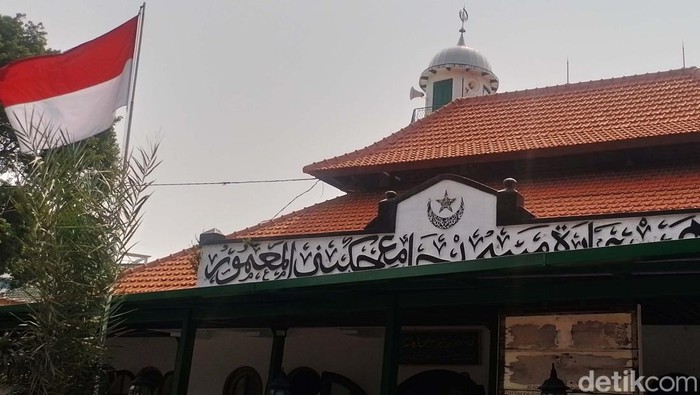 Kawasan Cikini di Jakarta Pusat terkenal memiliki beberapa bangunan bersejarah, salah satunya Masjid Jami Al Ma’mur. Masjid ini merupakan wakaf dari Raden Saleh.