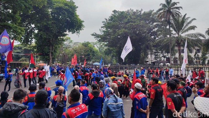 Massa Buruh Demo di Depan Gedung Sate Bandung
