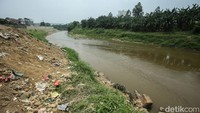 Lokasi ditemukan ke tujuh mayat tersebut di bantaran Kali Bekasi, Kecamatan Jatiasih, Kota Bekasi.  
