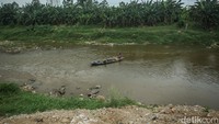 Warga mencari ikan di kali Bekasi, Senin (23/9/2024).   