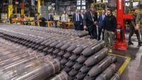 Pabrik memproduksi peluru artileri 155 mm yang digunakan untuk howitzer. Sejauh ini, Ukraina telah menerima lebih dari tiga juta peluru 155 mm. Senjata sangat diperlukan dan digunakan untuk menangkis serangan darat pasukan Rusia. COMMONWEALTH MEDIA SERVICES/Handout via REUTERS.  