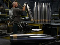 Melihat Pabrik yang Pasok Senjata untuk Ukraina