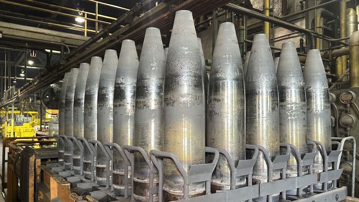 Melihat Pabrik yang Pasok Senjata untuk Ukraina FILE - A key artillery shell in Ukraine's fight against Russia, the 155 mm howitzer shell, is in production at the Scranton Army Ammunition Plant in Scranton, Pa., on Tuesday, Aug. 27, 2024. (AP Photo/Ted Shaffrey, File)