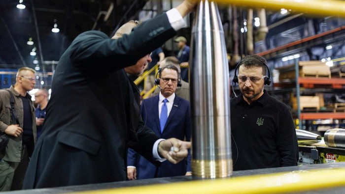 Melihat Pabrik yang Pasok Senjata untuk Ukraina FILE - A key artillery shell in Ukraine's fight against Russia, the 155 mm howitzer shell, is in production at the Scranton Army Ammunition Plant in Scranton, Pa., on Tuesday, Aug. 27, 2024. (AP Photo/Ted Shaffrey, File)