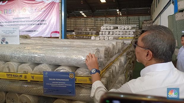 Mendag Zulkifli Hasan saat melakukan ekspose temuan karpet/permadani senilai Rp10 Miliar di Gudang Karpet di Kawasan Industri Jatake, Jatiuwung, Kota Tangerang, Banten hari ini, Senin (23/9/2024). (CNBC Indonesia/Martyasari Rizky)