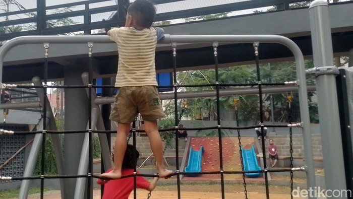 Tekaligus arena bermain anak-anak dengan banyak wahana ada di Jalan Bango Raya, Cilandak, Jaksel. Di Taman Bango Palo ini keceriaan anak-anak terpancar saat beraktivitas.