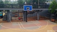 Walaupun tak seperti taman lainnya yang besar, Taman Bango Palo ini juga terdapat lapangan basket di tengah-tengahnya dan jembatan untuk trek pejalan kaki di atasnya.  