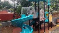 Taman ini jadi destinasi alternatif warga untuk mengajak anak-anak bermain, tanpa harus mengeluarkan uang dan mengorbankan waktu.  