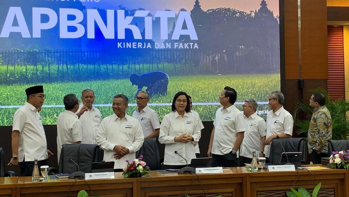 Menteri Keuangan Sri Mulyani Indrawati dan Jajarannya di Konferensi Pers APBN Kita