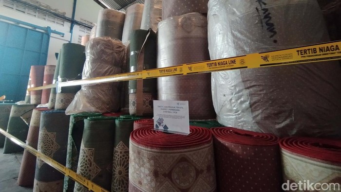 Menteri Perdagangan Zulkfili Hasan Segel 2.939 Karpet asal Turki Satgas Tata Niaga Impor Kementerian Perdagangan berhasil mengamankan 2.939 unit karpet dan sajadah asal Turki. Barang senilai Rp 10 miliar itu masuk ke Indonesia tidak sesuai ketentuan.