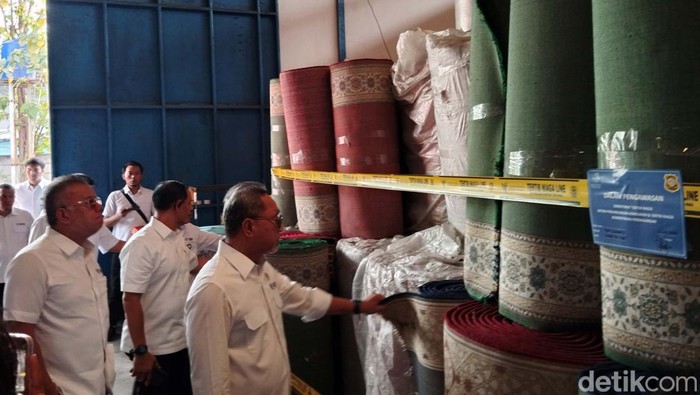 Satgas Tata Niaga Impor Kementerian Perdagangan berhasil mengamankan 2.939 unit karpet dan sajadah asal Turki. Barang senilai Rp 10 miliar itu masuk ke Indonesia tidak sesuai ketentuan.