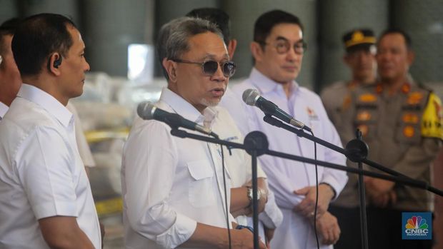 menteri-perdagangan-zulkifli-hasan-saat-meninjau-barang-tekstil-dan-produk-tekstil-impor-ilegal-di-kawasan-industri-jatake-kot-2_169 Bisnis Menteri Jokowi Ini Bangkrut Gegara Didemo 3.000 Karyawan
