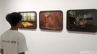 BAIK Art Gallery sendiri berada di Jalan Sekolah Duta V no. 35, Kebayoran Lama, Jakarta Selatan. Pengunjung yang datang tak harus mengeluarkan biaya, selain dapat melihat karya yang penuh makna, pengunjung juga bisa foto-foto dengan latar karya-karya yang keren ini.  
