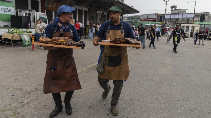 Meriahnya Kejuaraan Barbekyu Terbesar Dunia di Uruguay Bolivian grill masters participate in the World Barbecue Championship against competitors from other Latin American countries in Latin America, in Montevideo, Uruguay, Sunday, Sept. 22, 2024. (AP Photo/Matilde Campodonico)