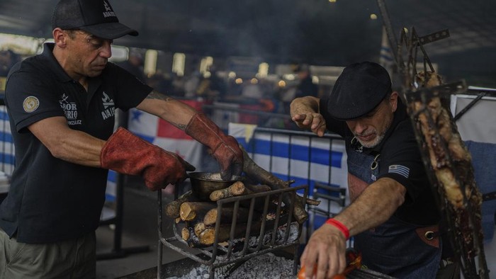 Meriahnya Kejuaraan Barbekyu Terbesar Dunia di Uruguay Bolivian grill masters participate in the World Barbecue Championship against competitors from other Latin American countries in Latin America, in Montevideo, Uruguay, Sunday, Sept. 22, 2024. (AP Photo/Matilde Campodonico)