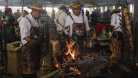 Ahli memanggang dari Bolivia berpartisipasi dalam Kejuaraan Barbekyu Dunia melawan pesaing dari negara-negara Amerika Latin lainnya di Montevideo, Uruguay, Minggu (22/9/2024).