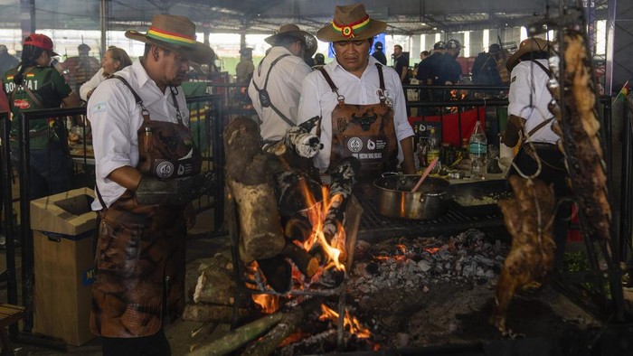 Bolivian grill masters participate in the World Barbecue Championship against competitors from other Latin American countries in Latin America, in Montevideo, Uruguay, Sunday, Sept. 22, 2024. (AP Photo/Matilde Campodonico)