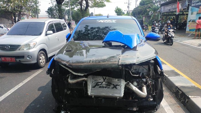 Mobil ringsek usai tabrak pikap di Ring Road Timur, Banguntapan, Bantul, Senin (23/9/2024).