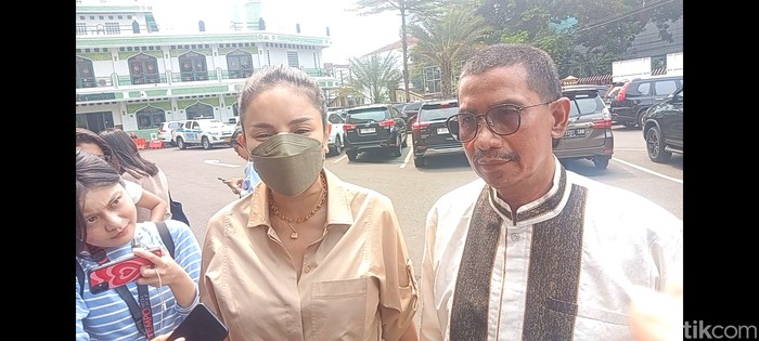 Nikita Mirzani dan pengacaranya, Fahmi Bachmid.
