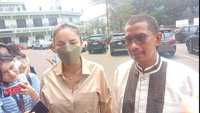 Nikita Mirzani dan pengacaranya, Fahmi Bachmid.