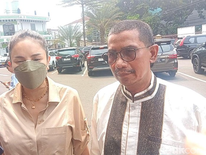 Nikita Mirzani dan pengacaranya, Fahmi Bachmid.