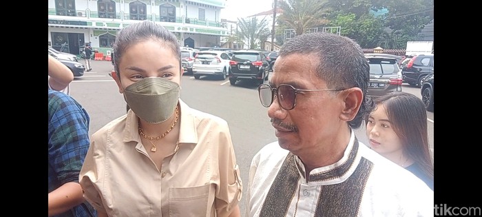 Nikita Mirzani dan pengacaranya, Fahmi Bachmid.