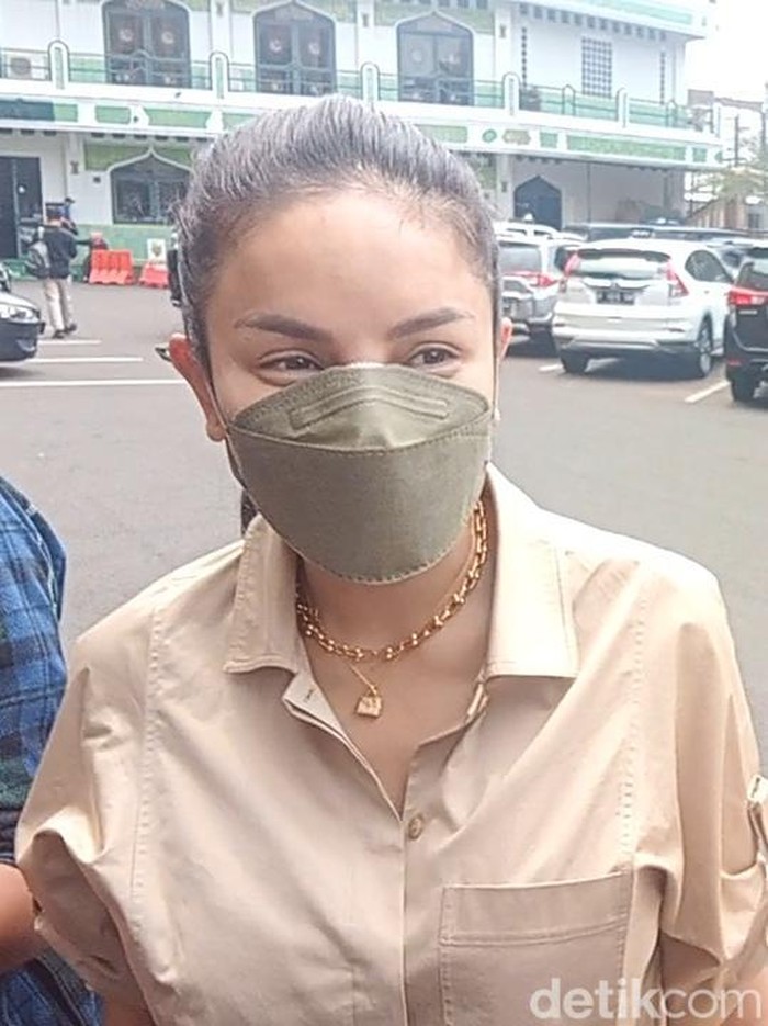 nikita mirzani Nikita Mirzani dan pengacaranya, Fahmi Bachmid.