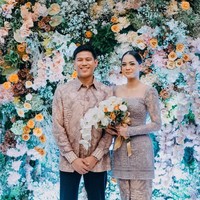 Nino RAN dan Dhabitannisa Auni baru saja resmi menikah pada Jumat (20/9/24). Sebelum pernikahan rupanya Nino dan kekasihnya itu sudah menggelar acara lamaran yang kini baru diungkap ke publik. Foto: Instagram/@babagi.gifts