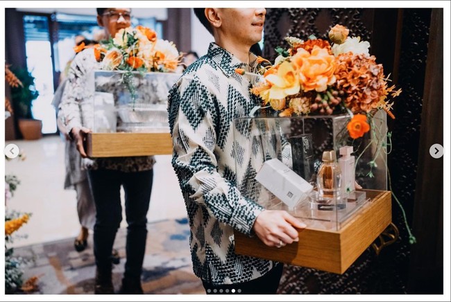 Terlihat para anggota keluarga yang membantu membawa satu per satu seserahan di acara lamaran tersebut. Isinya pun beragam, mulai dari barang kebutuhan sehari-hari, seperti parfum, hingga makanan. Foto: Instagram/@babagi.gifts