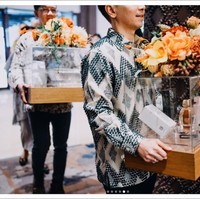 Terlihat para anggota keluarga yang membantu membawa satu per satu seserahan di acara lamaran tersebut. Isinya pun beragam, mulai dari barang kebutuhan sehari-hari, seperti parfum, hingga makanan. Foto: Instagram/@babagi.gifts