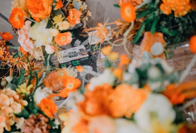 Tak kalah curi atensi, ada juga salah satu seserahannya yang berisi barang-barang bertema Star Wars. Foto: Instagram/@babagi.gifts