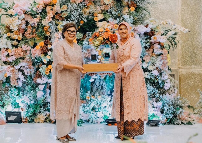 Didominasi oleh warna coklat-oranye, dekorasi di acara lamaran Nino dan Dhabita terlihat cerah dan fresh. Terlihat ibunda Nino dan Dhabita juga kompak mengenakan pakaian berwarna senada. Foto: Instagram/@babagi.gifts