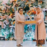 Didominasi oleh warna coklat-oranye, dekorasi di acara lamaran Nino dan Dhabita terlihat cerah dan fresh. Terlihat ibunda Nino dan Dhabita juga kompak mengenakan pakaian berwarna senada. Foto: Instagram/@babagi.gifts